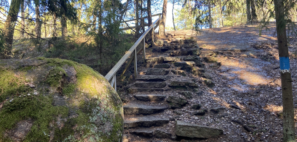 Kuvassa on Santalahden luontopolun Syrakin portaat