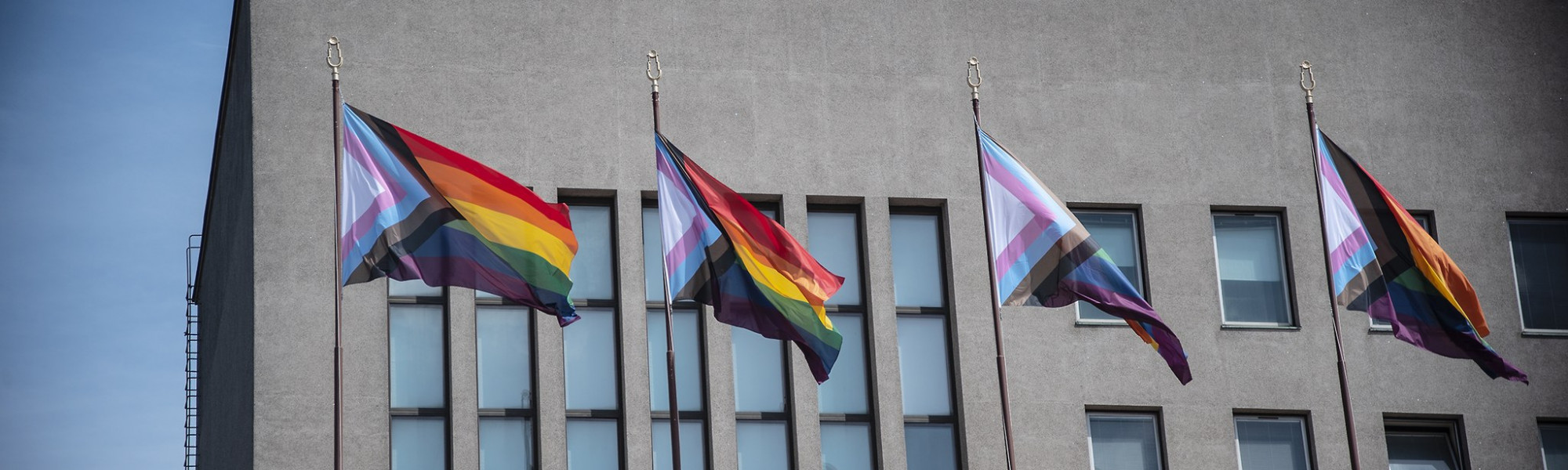 Kuvassa progressiiviset pride-liput Kotkan kaupungintalon edessä