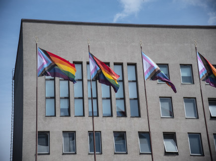 Kuvassa progressiiviset pride-liput Kotkan kaupungintalon edessä