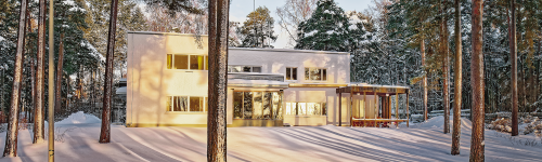 Alvar Aallon suunnittelema Kantolan talo Sunilassa talvisessa auringonpaisteessa