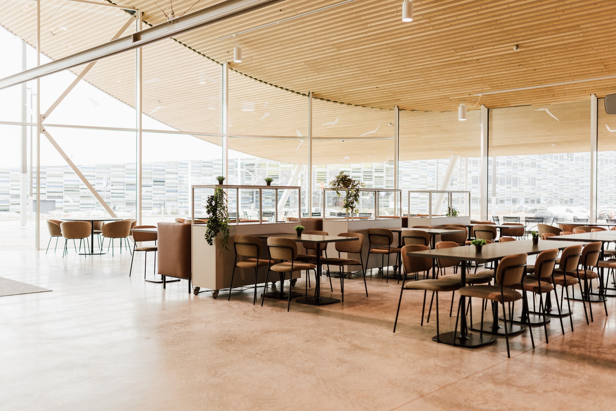 Kuvassa Satama Areenan aularavintola Buugin pöydät.