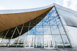 Satama Areenan pääsisäänkäynti kuvattuna alaviistosta