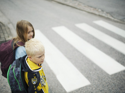 Turvallinen ja turvallisen tuntuinen koulumatka on arvo, josta meidän tulee yhteiskuntana pitää kiinni. Kuva: Nina Mönkkönen / Liikenneturva.