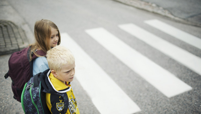 Turvallinen ja turvallisen tuntuinen koulumatka on arvo, josta meidän tulee yhteiskuntana pitää kiinni. Kuva: Nina Mönkkönen / Liikenneturva.