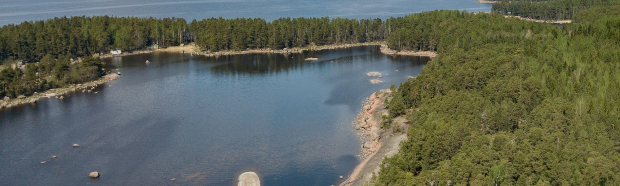 Ilmakuva Santalahden luontopolusta ja merestä.