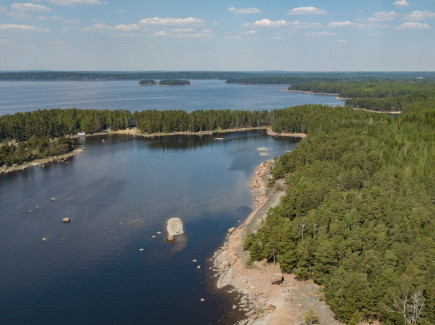 Ilmakuva Santalahden luontopolusta ja merestä.