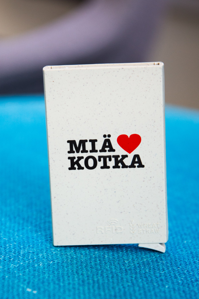 Näytä suurempi kuva: Kuvassa on luottokorttikotelo/Kotkatuotteet