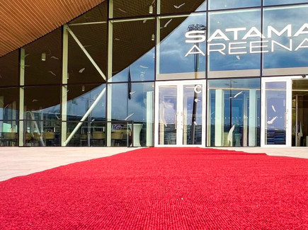 Kuvassa Satama Areenan sisäänkäynti ja punainen matto.