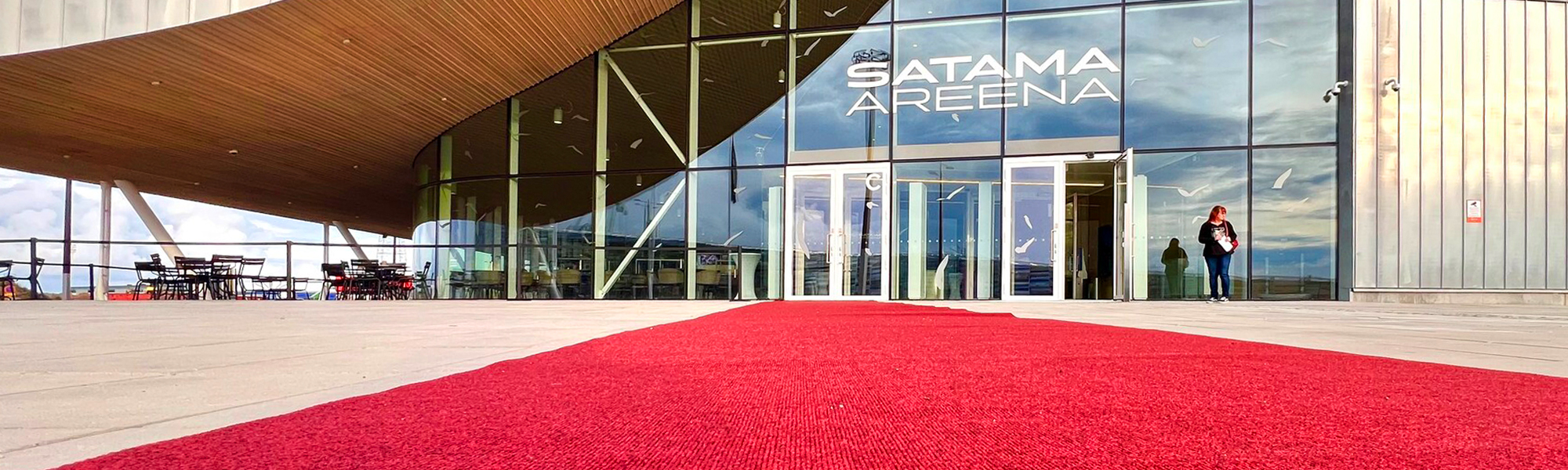 Kuvassa Satama Areenan sisäänkäynti ja punainen matto.