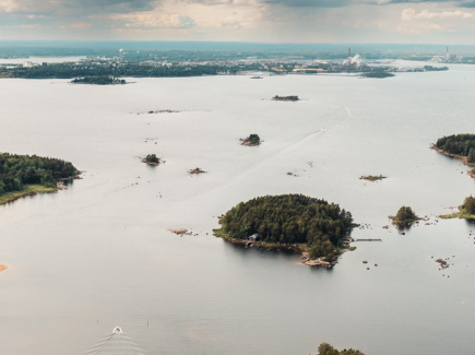 Ilmakuva Kotkan saaristosta kohti Kotkansaarta.