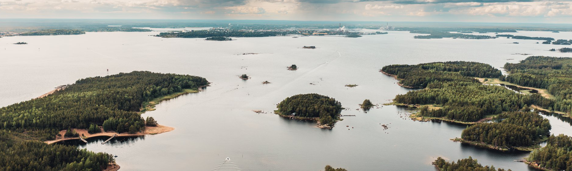 Ilmakuva Kotkan saaristosta kohti Kotkansaarta.