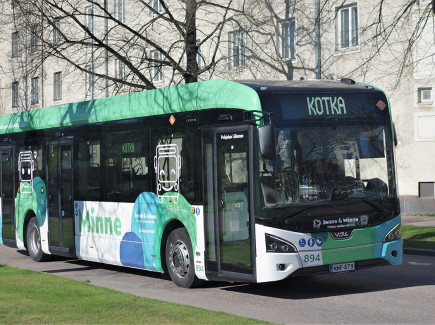 Kuvassa uusi sähköbussi ajamassa Kotkassa Puistotiellä.