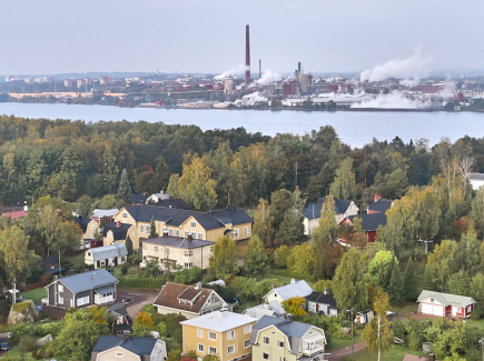 Ilmakuva Tiutisen saaresta, taka-alalla horisontissa Kotkansaari, jossa kaupunginkeskusta sijaitsee