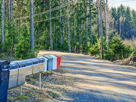 Kuvassa Kipparitien alkupää, jossa vasemmalla ilmoitustaulu ja nuoliopasteet Luontopolku ja Kipparitie 9. Tien vasemmalla puolella postilaatikot ja oikealla pysäköintikieltomerkki ja opaste luontopolulle.