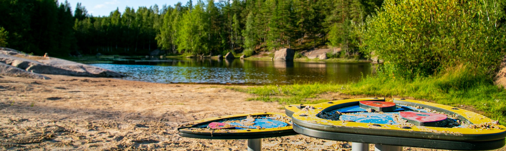 Kuvassa Tampsan montun hiekkarantaa ja leikkipaikkaa.