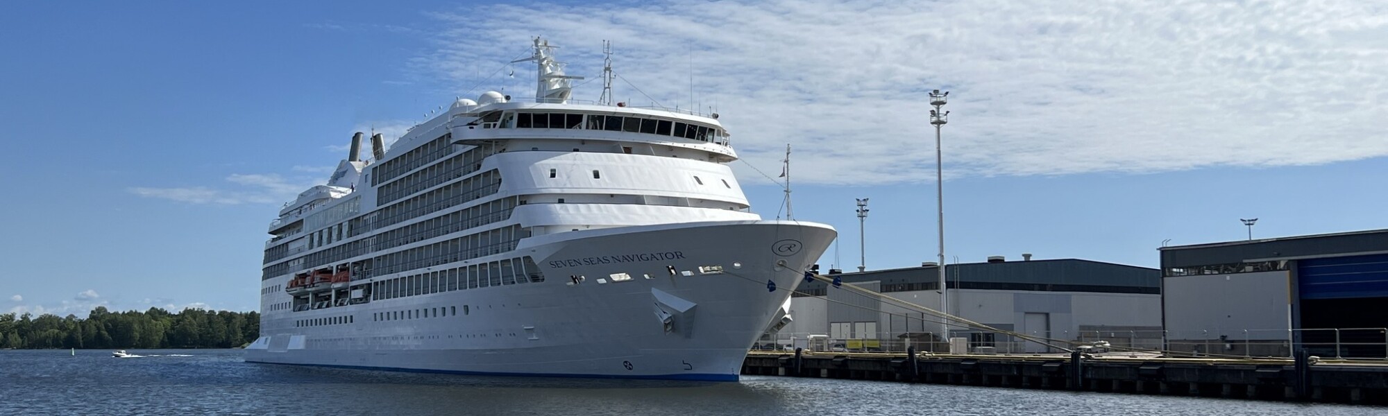 Kuvassa Seven Seas Navigator Kotkan Kantasataman laiturissa. Takana kaksi kuuria, eli satamavarastoa.