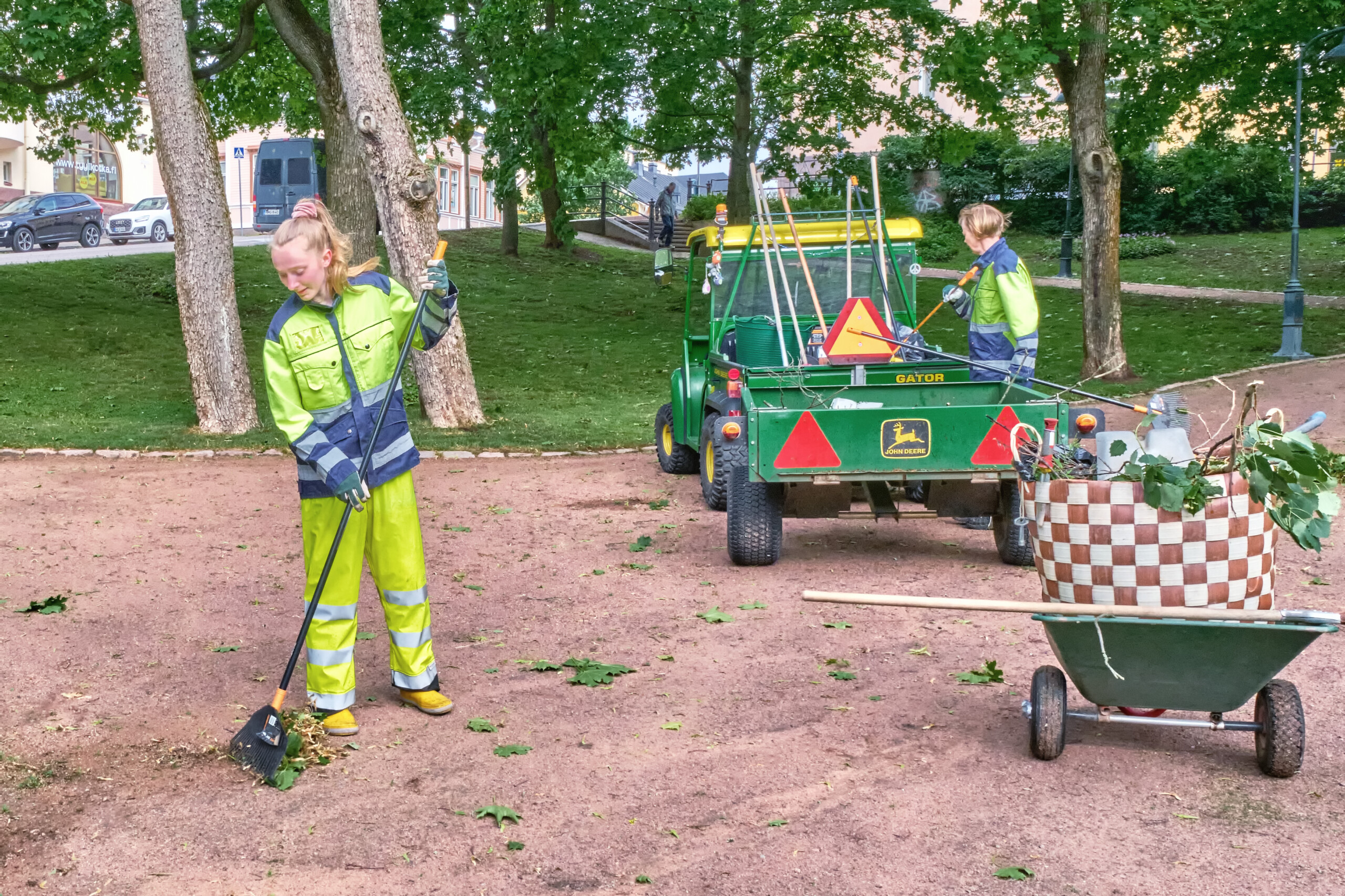 viihtyis-kotka-kunniakirja-kotkan-puistotoimen-ty-ntekij-ille