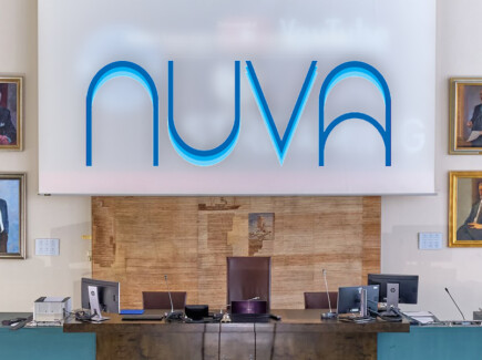 Nuorisovaltuuston artikkelikuva valtuustosalista