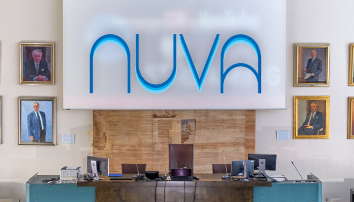 Nuorisovaltuuston artikkelikuva valtuustosalista