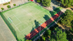 Kuvassa ilmakuva Kyminkartanon koulun lähiliikuntapaikasta