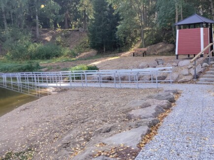 Kuvassa on Tampsan esteettömän uimarannan luiska.