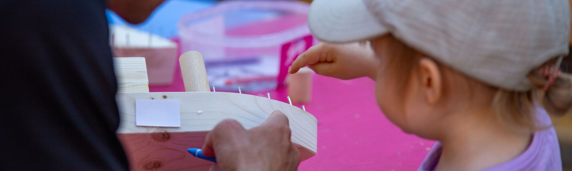 Lapsi rakentaa puuvenettä