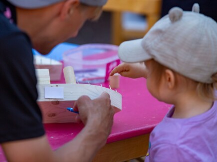 Lapsi rakentaa puuvenettä