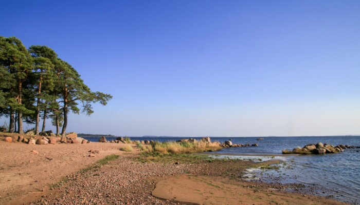 Äijänniemen hiekkarantaa ja merta.