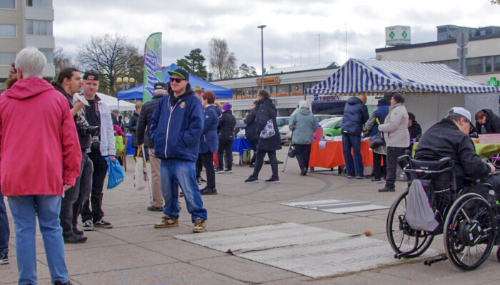 Ihmisiä Karhulan torilla