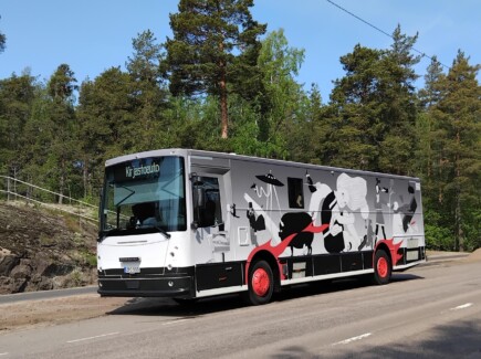 Kirjastoauto kuvattuna kesäkuussa 2025