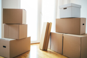 tyhjiä ruskeita pahvilaatikoita