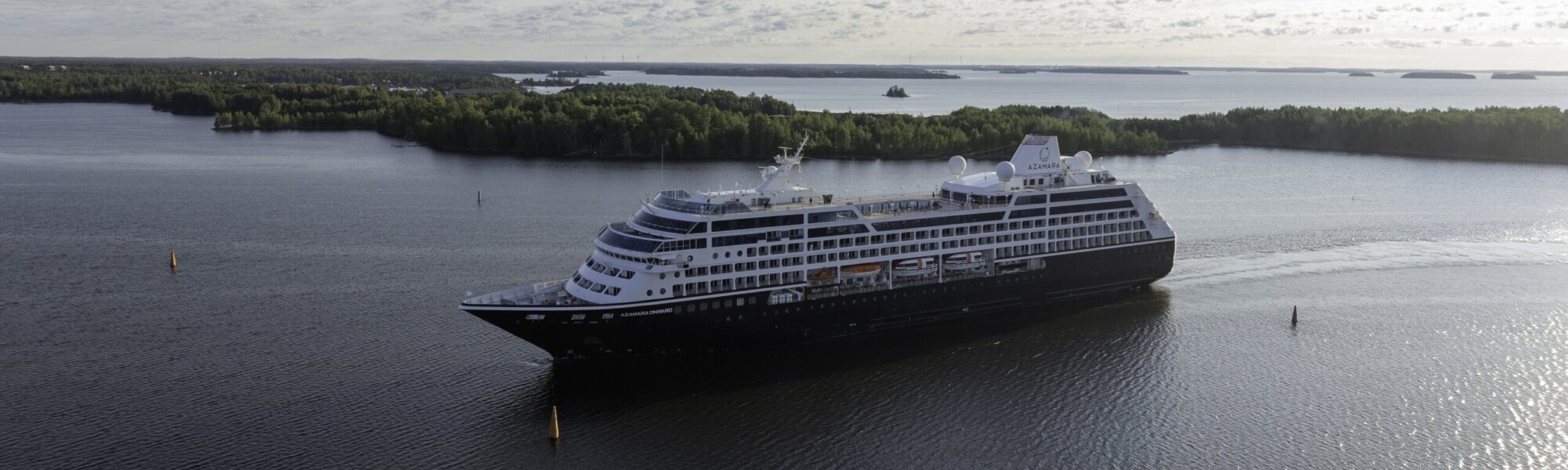 Azamara Onward merellä, saaria taustalla.