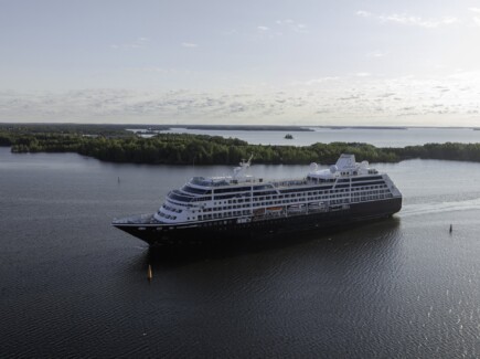 Azamara Onward merellä, saaria taustalla.