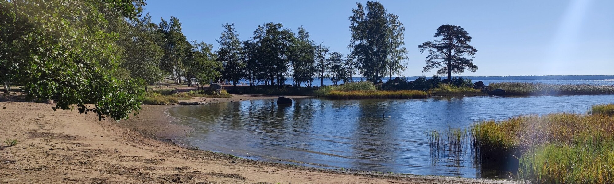 Mansikkalahden lasten uimapaikka ilman uimareita.