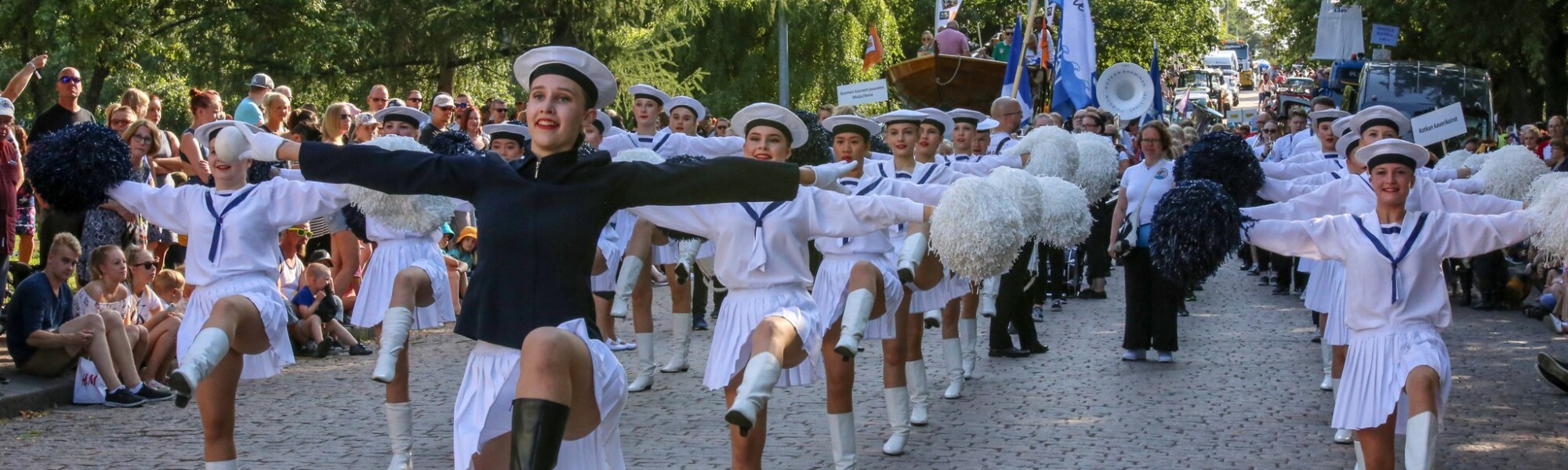 Paraatitytöt marssimassa Meripäivä-kulkueessa.