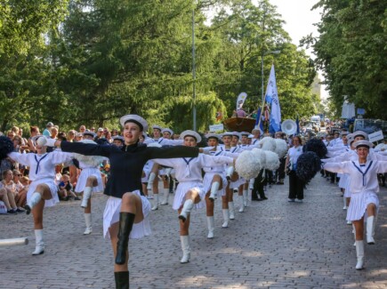 Paraatitytöt marssimassa Meripäivä-kulkueessa.