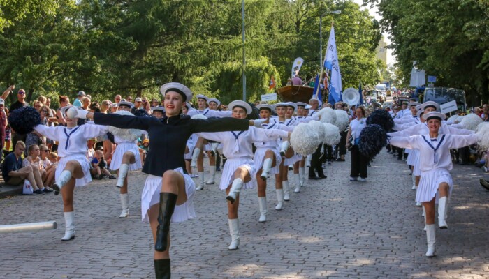 Paraatitytöt marssimassa Meripäivä-kulkueessa.