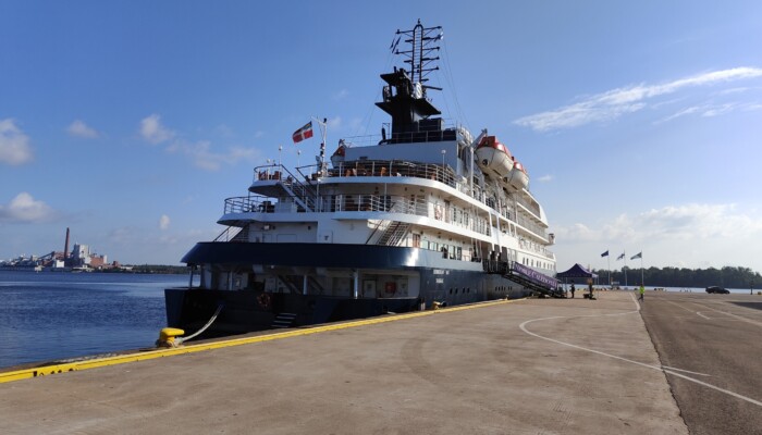 Laiva satamalaiturilla.