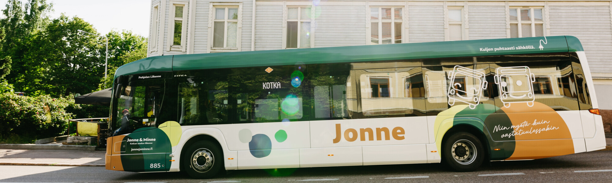 Sähköbussi kadulla.