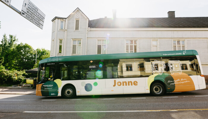 Sähköbussi kadulla.