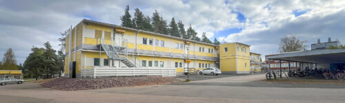 Kuvassa on keltainen modulirakennus