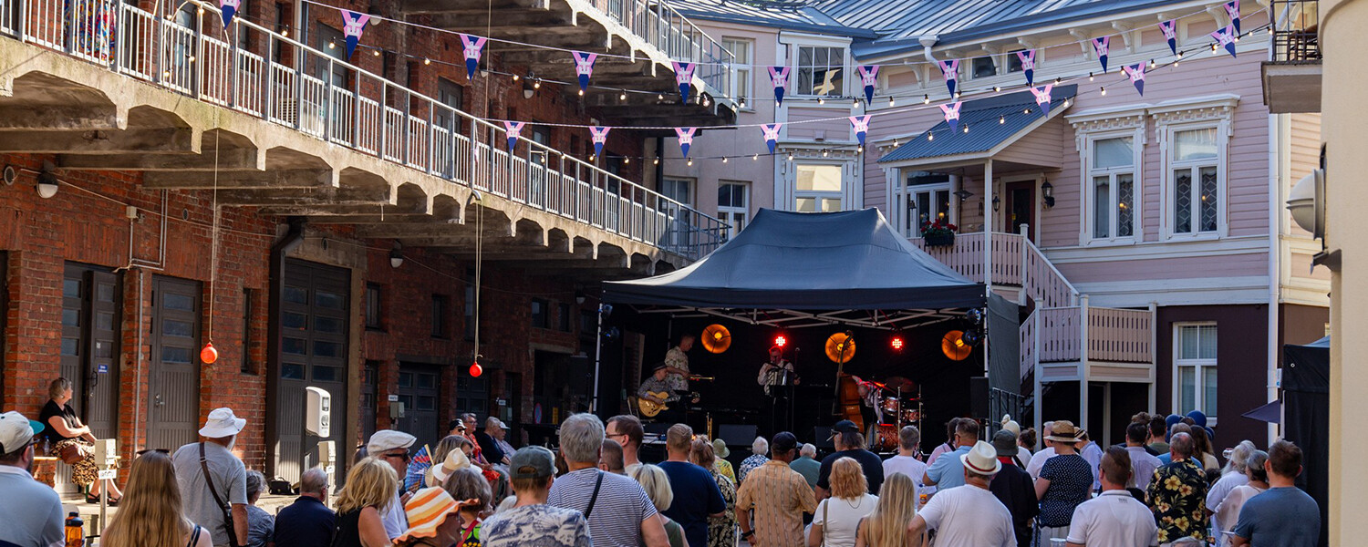 Tukkukaupantalon sisäpiha