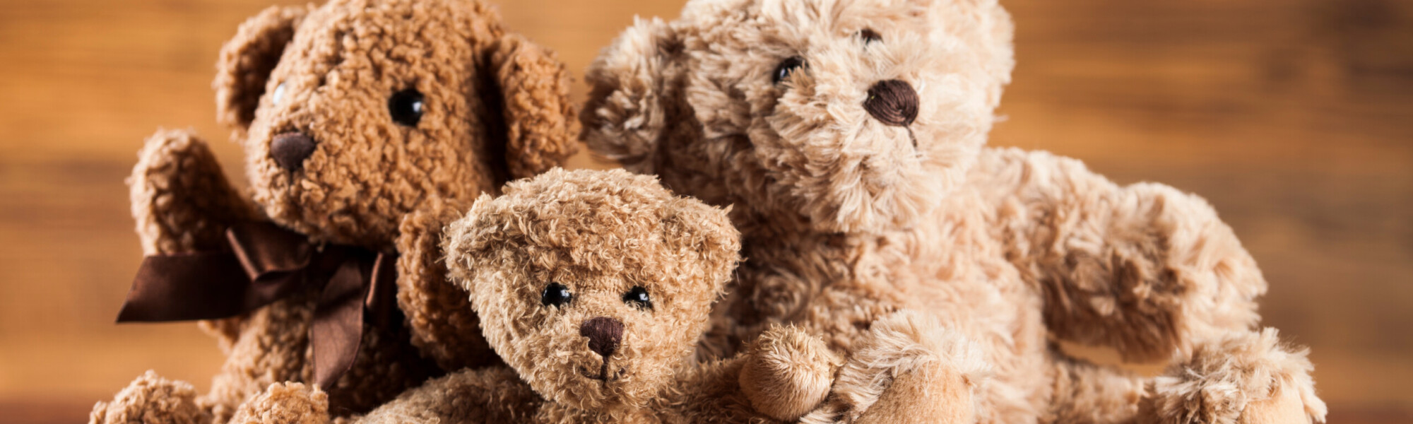 Kuvasssa kolme leikki nallea