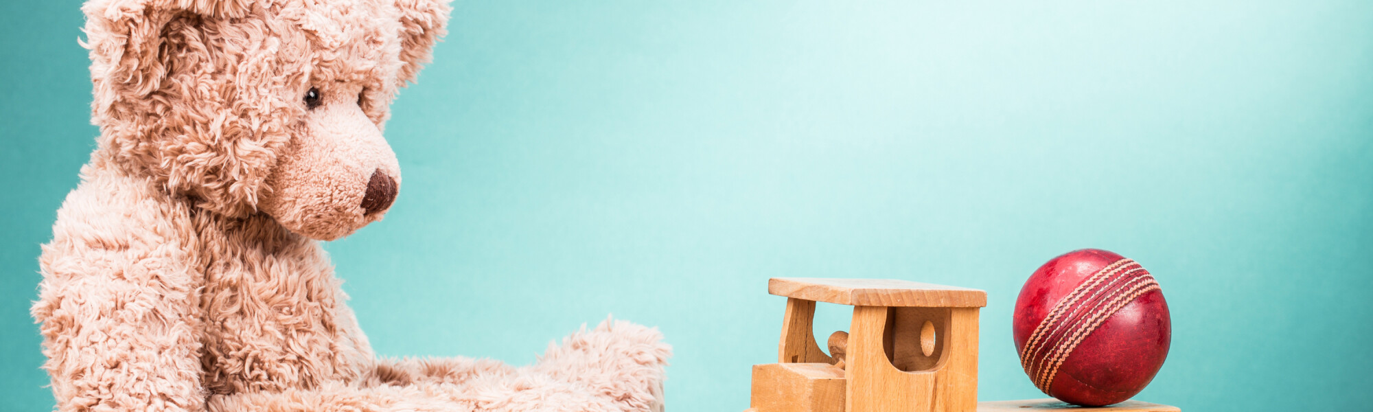 kuvassa retro nalle katselee leikki junan veturia