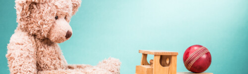 kuvassa retro nalle katselee leikki junan veturia