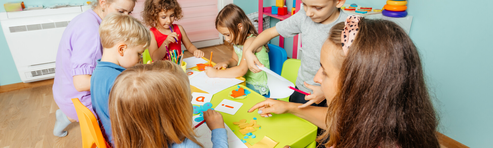 kuvassa lapset askartelevat paperi aakkosia