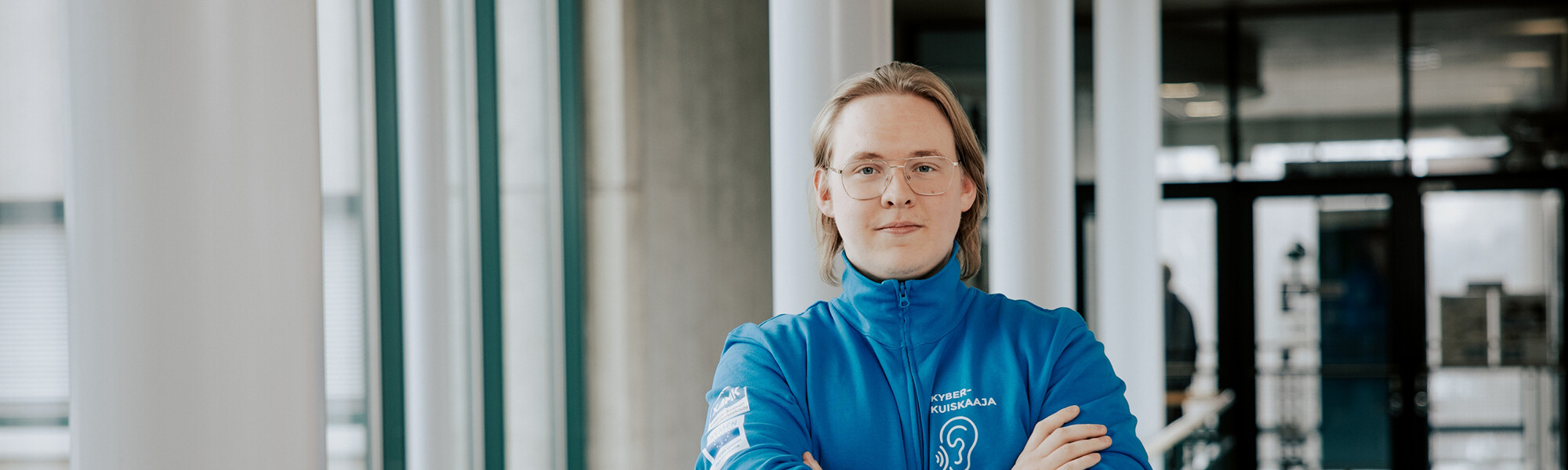 Markus Hölsä rakennuksen käytävällä.