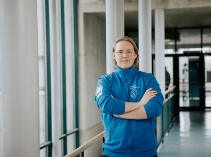 Markus Hölsä rakennuksen käytävällä.