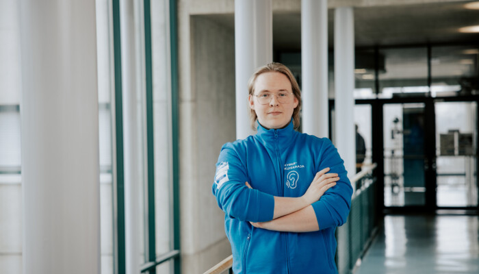 Markus Hölsä rakennuksen käytävällä.
