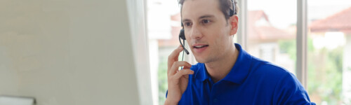 Mies henkilö soittaa älypuhelimella